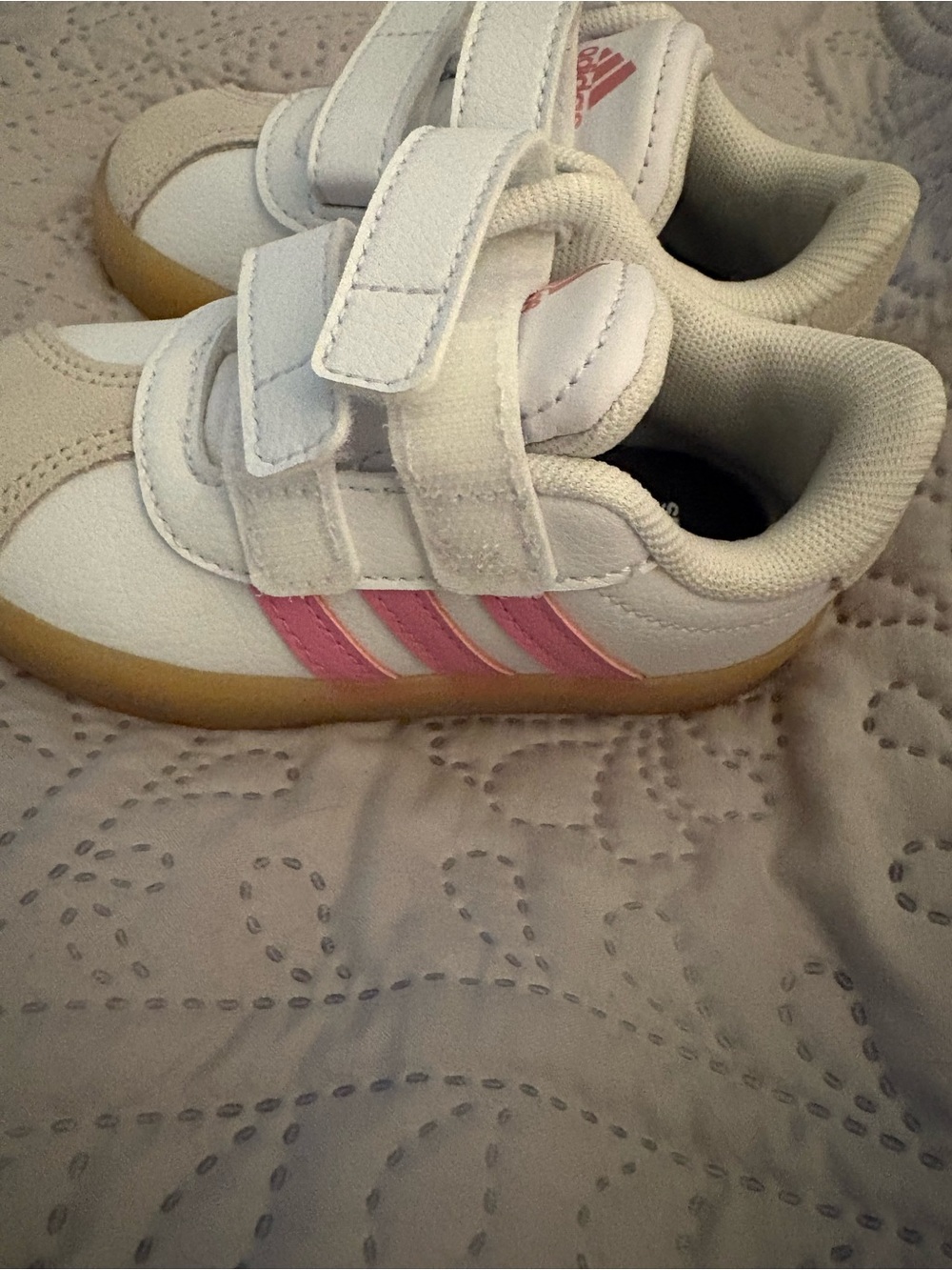 adidas Kids White Sneakers with Beige Accents and Pink Logo - Picture 3 of 6